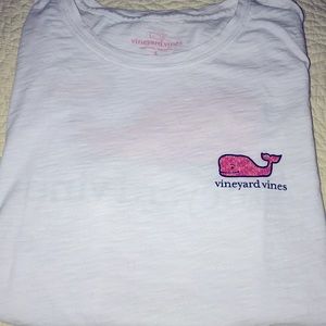 White vineyard vines tee